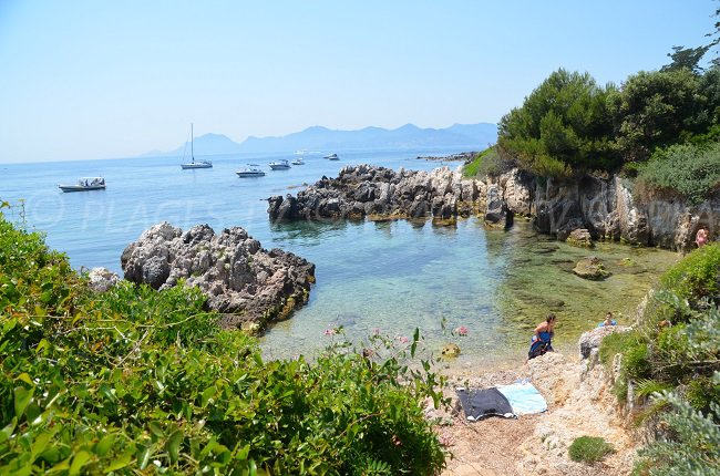 Crique secrète sur l'île Saint Honorat