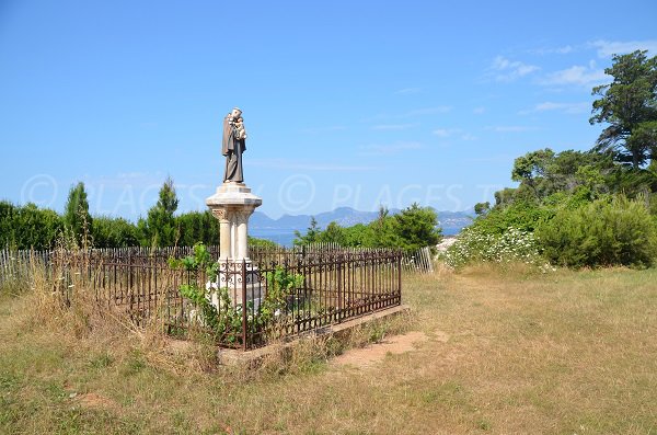 Statue sur l'île de St Honorat