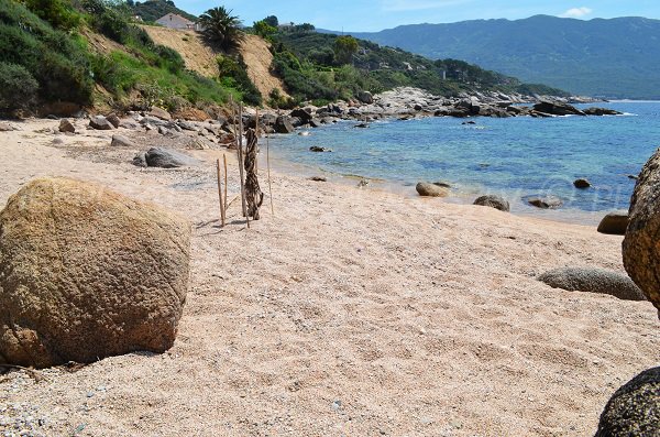 Crique de Tiuccia avec vue sur la plage de Stagnone