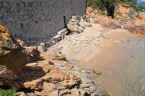 Petite plage secrète à Sagone