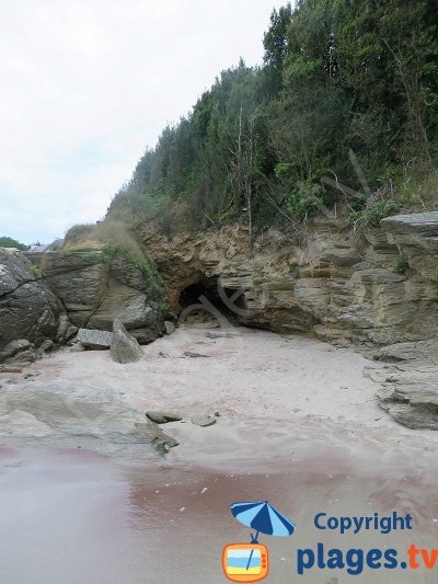 Petite grotte sur la plage de Traezh ar Krompf à Groix