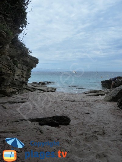 Crique ombragée sur l'ile de Groix - Traezh ar Krompf