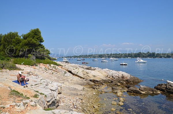 Rocks beach near chapel of Trinité - Honorat island