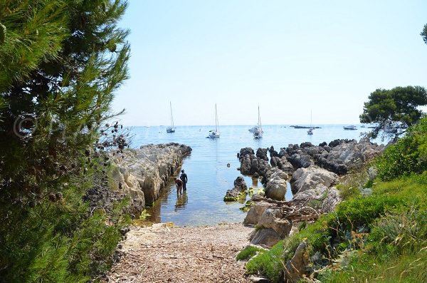 Photo de la crique de la Trinité sur l'Ile de Saint Honorat