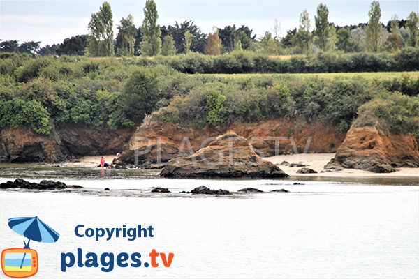 Photo of a cove on the coastal path between Damgan and Ambon