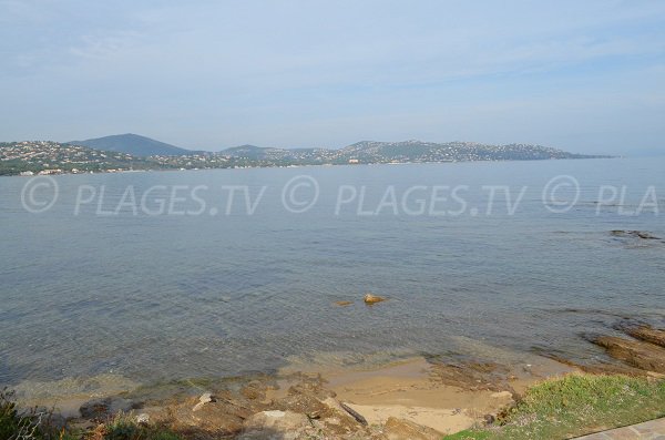 Crique de la pointe des Sardinaux face à la plage de la Nartelle 