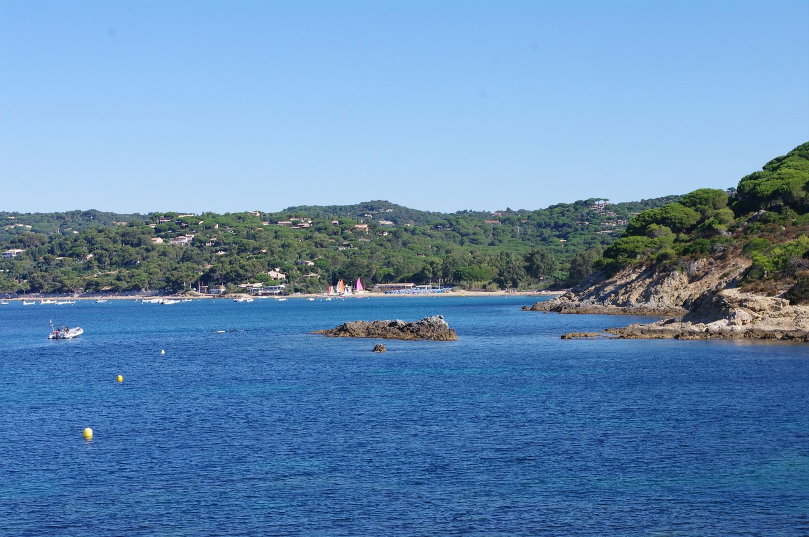 Plage de Gigaro vue depuis la mer