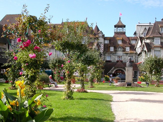 Le célèbre hôtel Barrière de Deauville avec un jardin