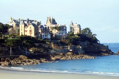 Plage de Dinard avec de belles villas