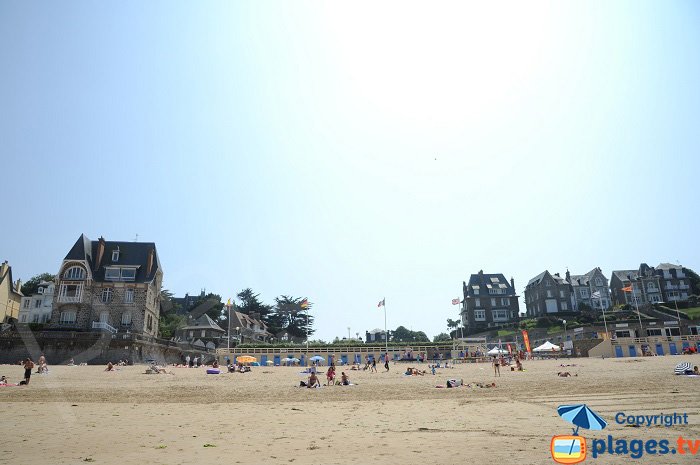 Dinard vue depuis la plage de l'écluse