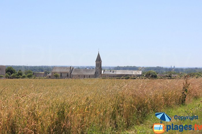 Longues sur Mer et son église dans la campagne normande