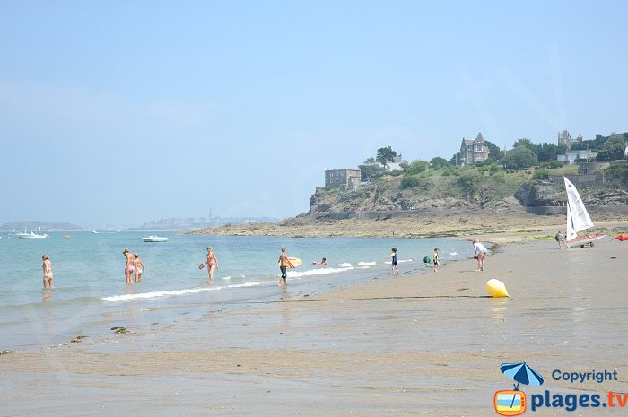 Plage de l'Enogat avec vue sur la cité de St Malo