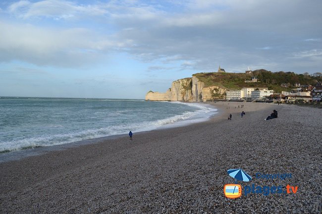 Etretat et sa plage avec les falaises