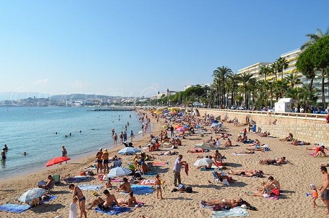 Extrémité de la plage de la Croisette à Cannes