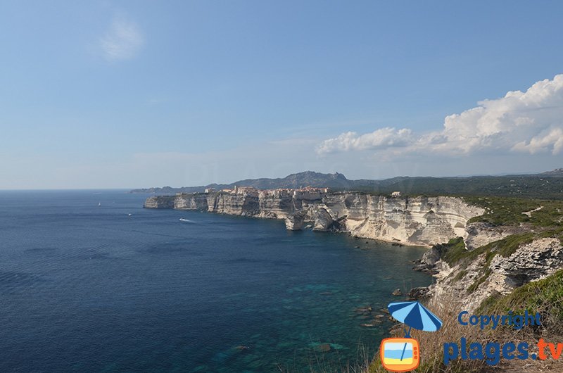 Falesia di Bonifacio con la città superiore - a sud della Corsica