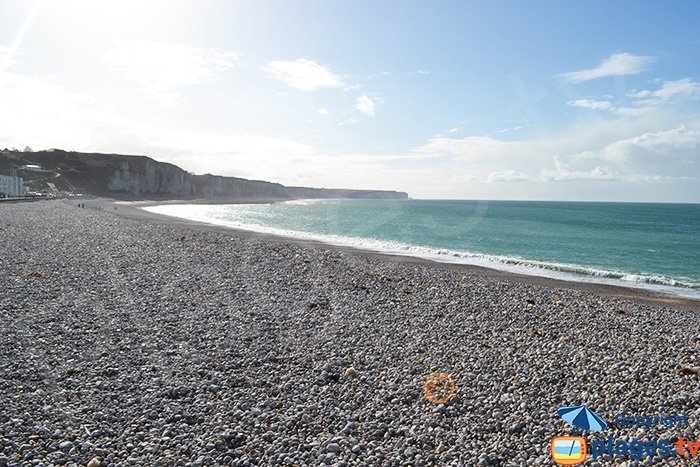 Fécamp et sa plage avec les falaises