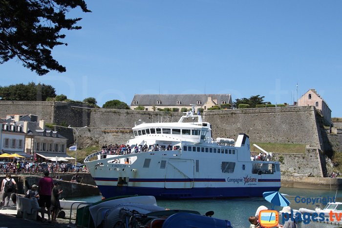 Ferry dans le port du Palais à Belle Ile