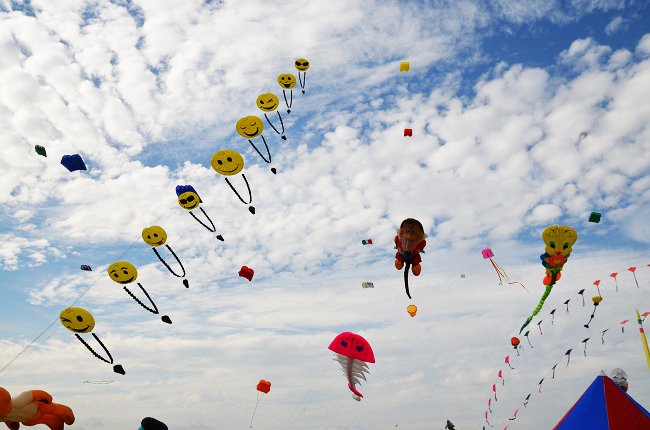 Cerfs volants pendant le festival du vent de Fréjus