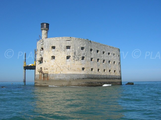 Fort Boyard au large de Fouras et de l'île d'Aix