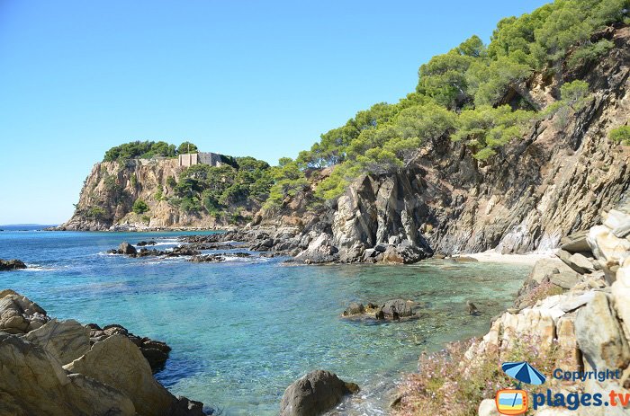 Crique à côté du fort sur la route de Reine Jeanne