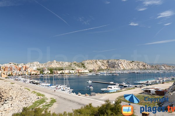 Fioul et son port avec les commerces et habitations