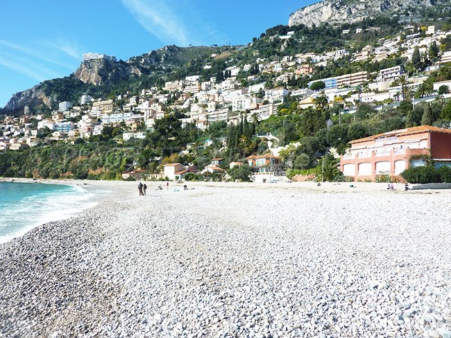 Golfe Bleu du Cap Martin - une plage de galets avec vue sur Monaco