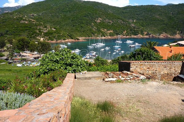 Vue sur le golfe de Girolata depuis le village