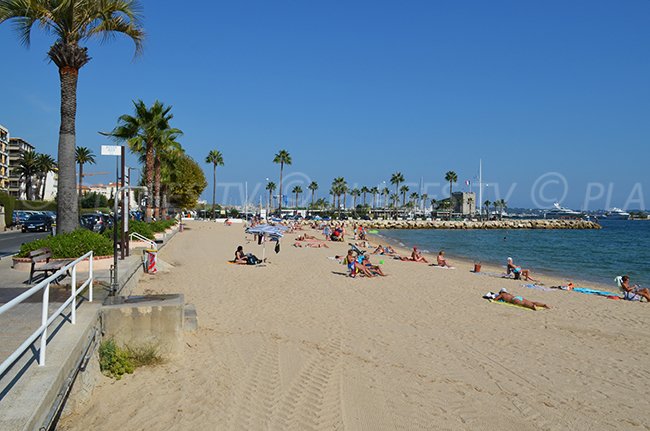 Plage de Golfe Juan à l'ouest du port