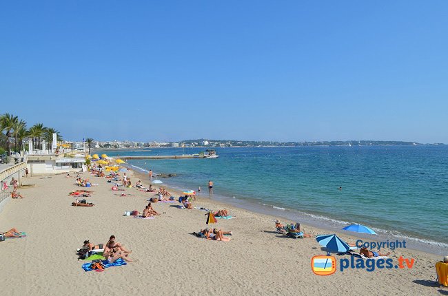 Plage publique de Golfe Juan - Midi - Vue sur la baie de Juan