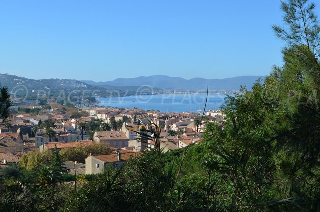 Vue sur St Tropez et sur sa baie