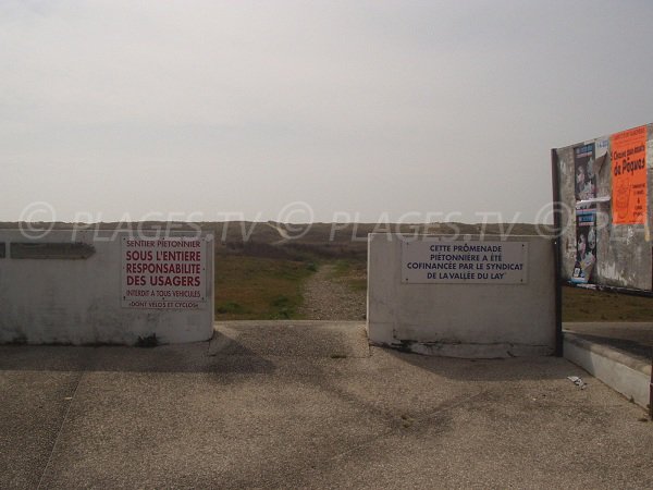 Accès à la Grand Plage de La Faute par un sentier à travers les dunes