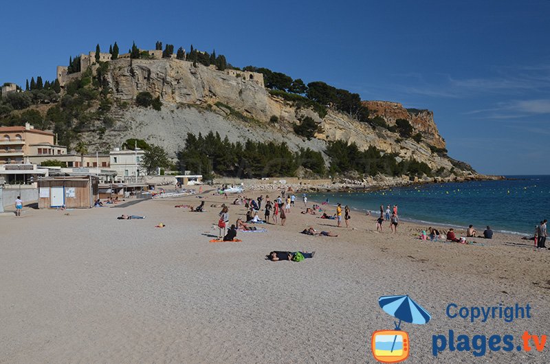 Plage à côté du port de Cassis