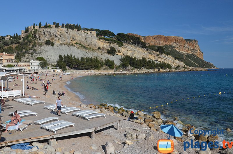 Plage dans le centre ville de Cassis à côté du port