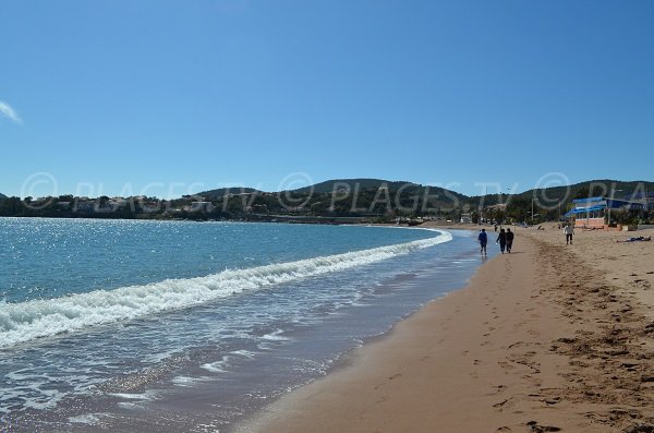 Vue sur le Cap Dramont depuis la Grande plage d'Agay