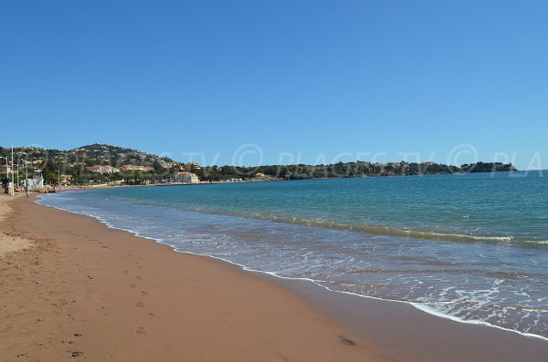 Plage à Agay avec vue sur la Baumette