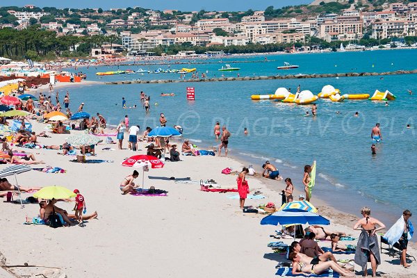 Plage près du port de Calvi