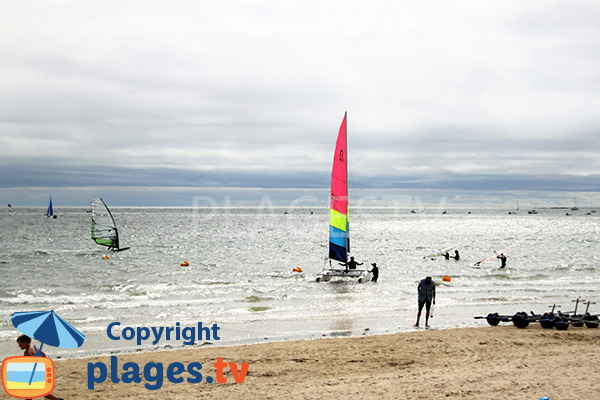 Catamaran sur la grande plage de Damgan