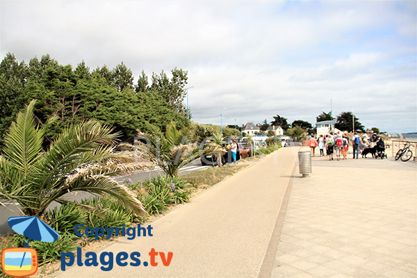 Promenade sur la grande plage de Damgan