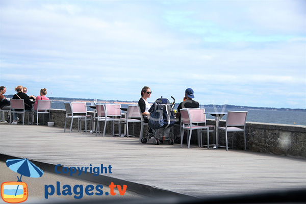 Bar au bord de la Grande Plage de Damgan