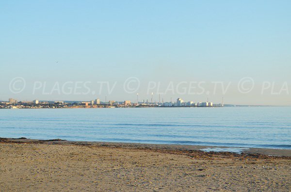 Grande Plage de Fos sur Mer avec vue industrielle