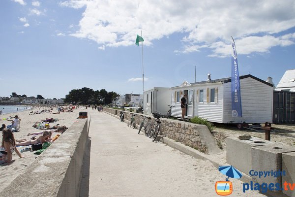 Grande plage de Gavres avec le poste de secours