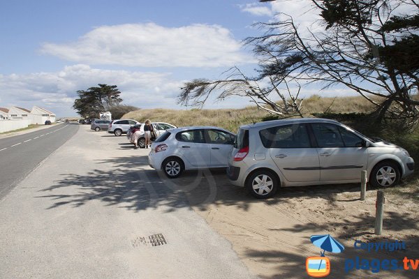 Parking along the Gavres beach towards Plouhinec