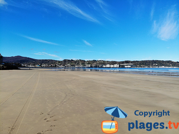 Plage de sable dans le centre d'Hendaye