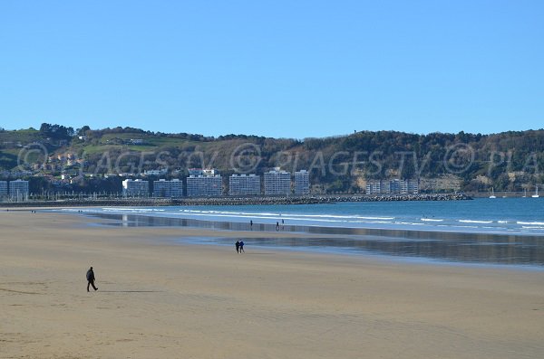 Bassa marea sulla grande spiaggia di Hendaye