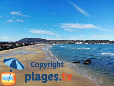 Grande plage d'Hendaye avec vue sur la ville