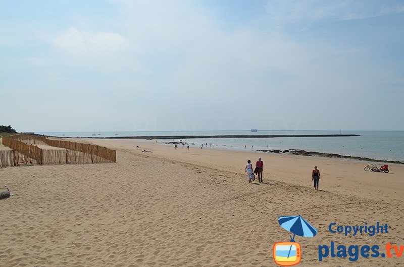 Grande plage de l'ile d'Aix avec Fort Boyard