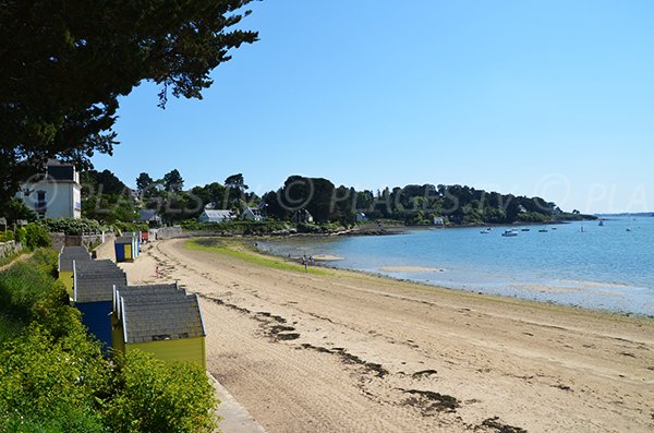 Plage sur l'ile aux Moines avec cabines de bains