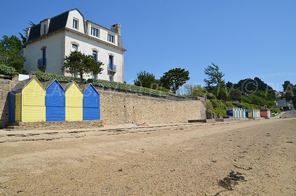 Belle maison avec cabines de bains sur l'ile aux moines