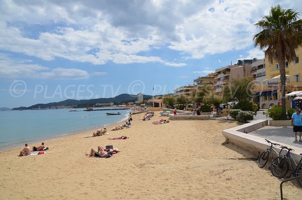 Grande plage du Lavandou en direction du port de Bormes les Mimosas