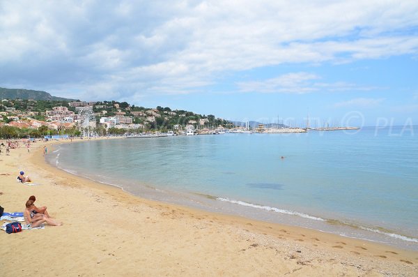 Vue sur la plage et le port du Lavandou